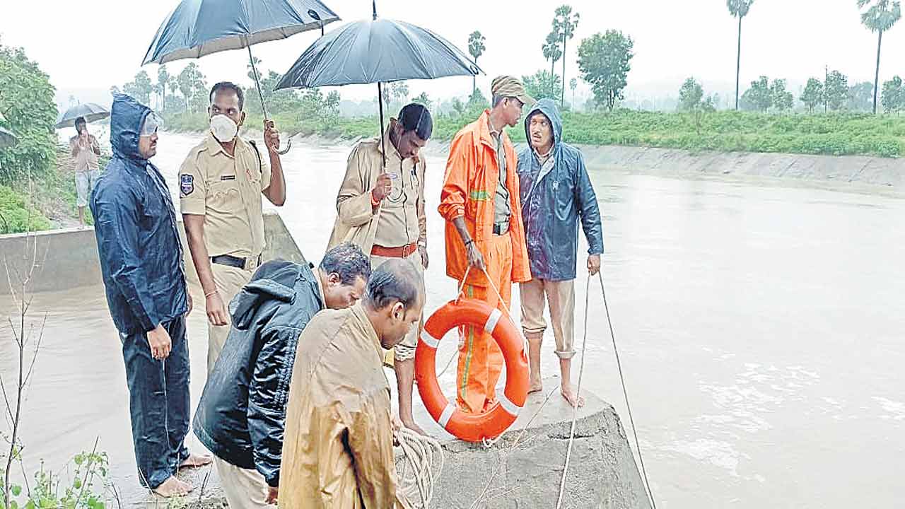 గల్లంతైనవారికోసంగాలింపు ముమ్మరం