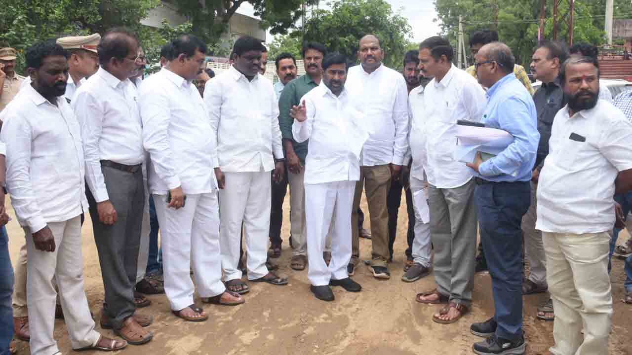 రోడ్ల విస్తరణను వేగంగా పూర్తి చేయాలి