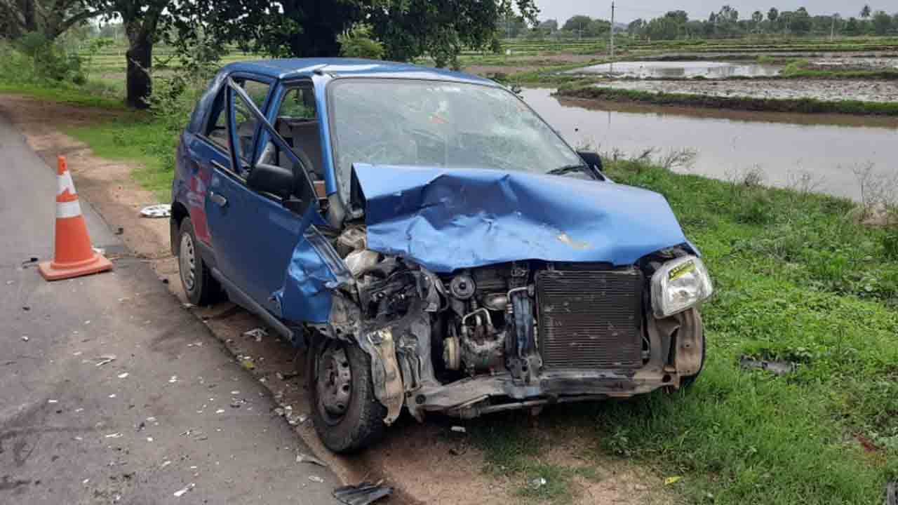 రోడ్డు ప్రమాదాల్లో ముగ్గురికి తీవ్ర గాయాలు