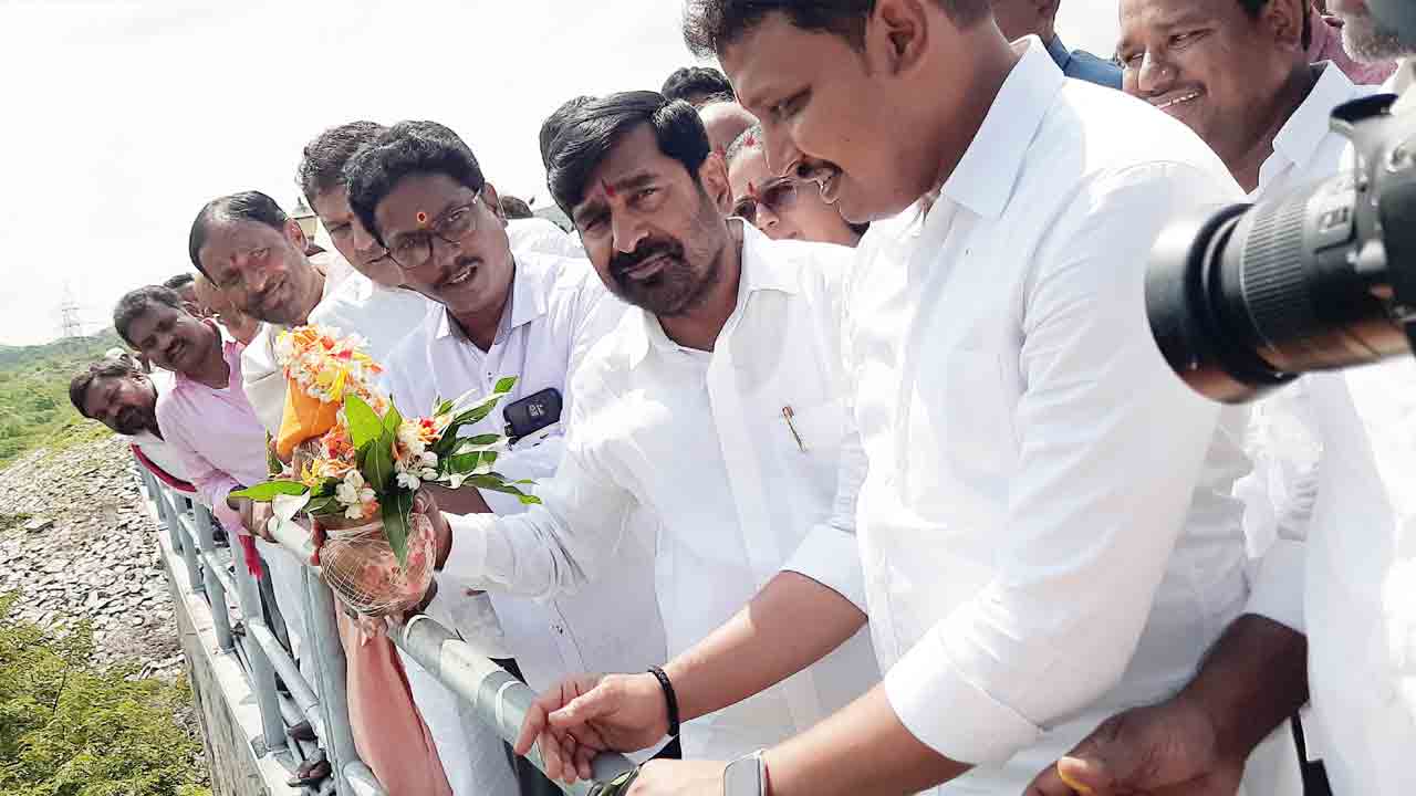 స్వరాష్ట్రంలో రెండు పంటలకు నీళ్లు