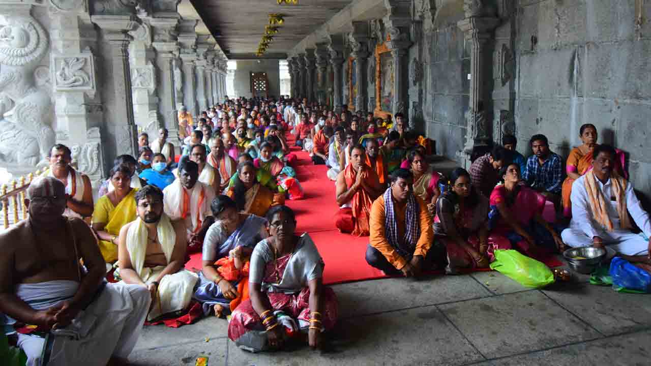 యాదాద్రిలో భక్తజన కోలాహలం