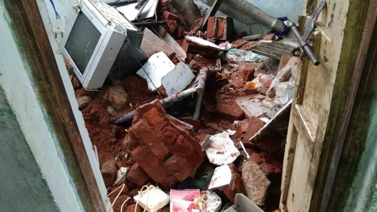 కూలిన ఇంటి గోడ‌.. త‌ల్లి, ఇద్ద‌రు పిల్ల‌ల‌కు తీవ్ర గాయాలు