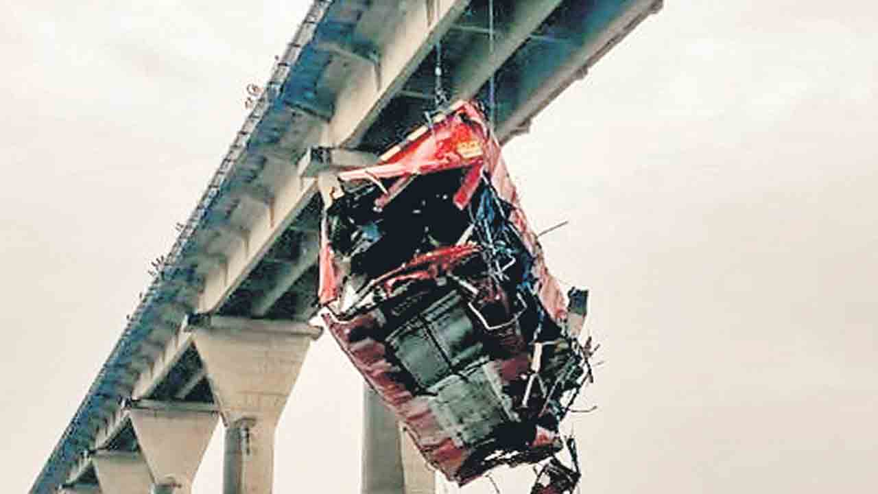 నర్మదా నదిలో పడిన బస్సు