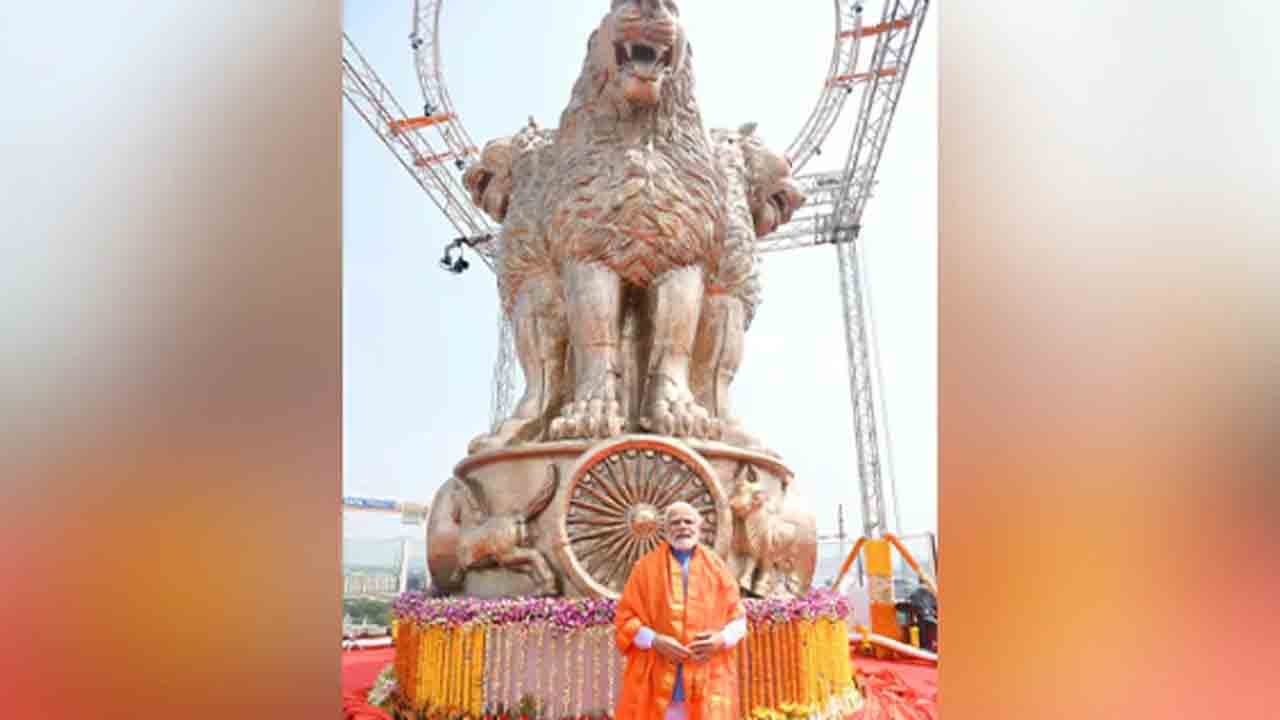 కొత్త పార్లమెంట్ భవనంపై భారీ జాతీయ చిహ్నం… ఆవిష్కరించిన ప్రధాని మోదీ