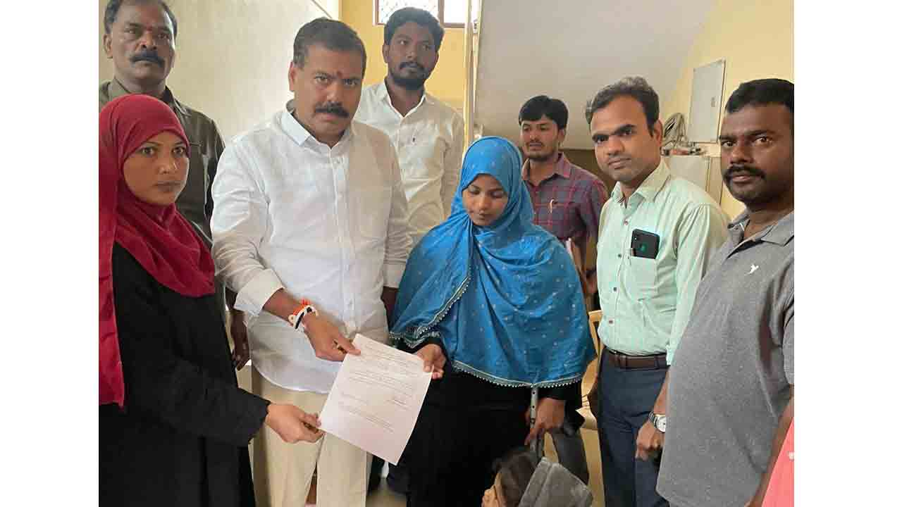 పేద ముస్లిం మ‌హిళ‌కు ఉద్యోగం.. మంత్రి కేటీఆర్‌కు ధ‌న్య‌వాదాలు తెలిపిన న‌జియా