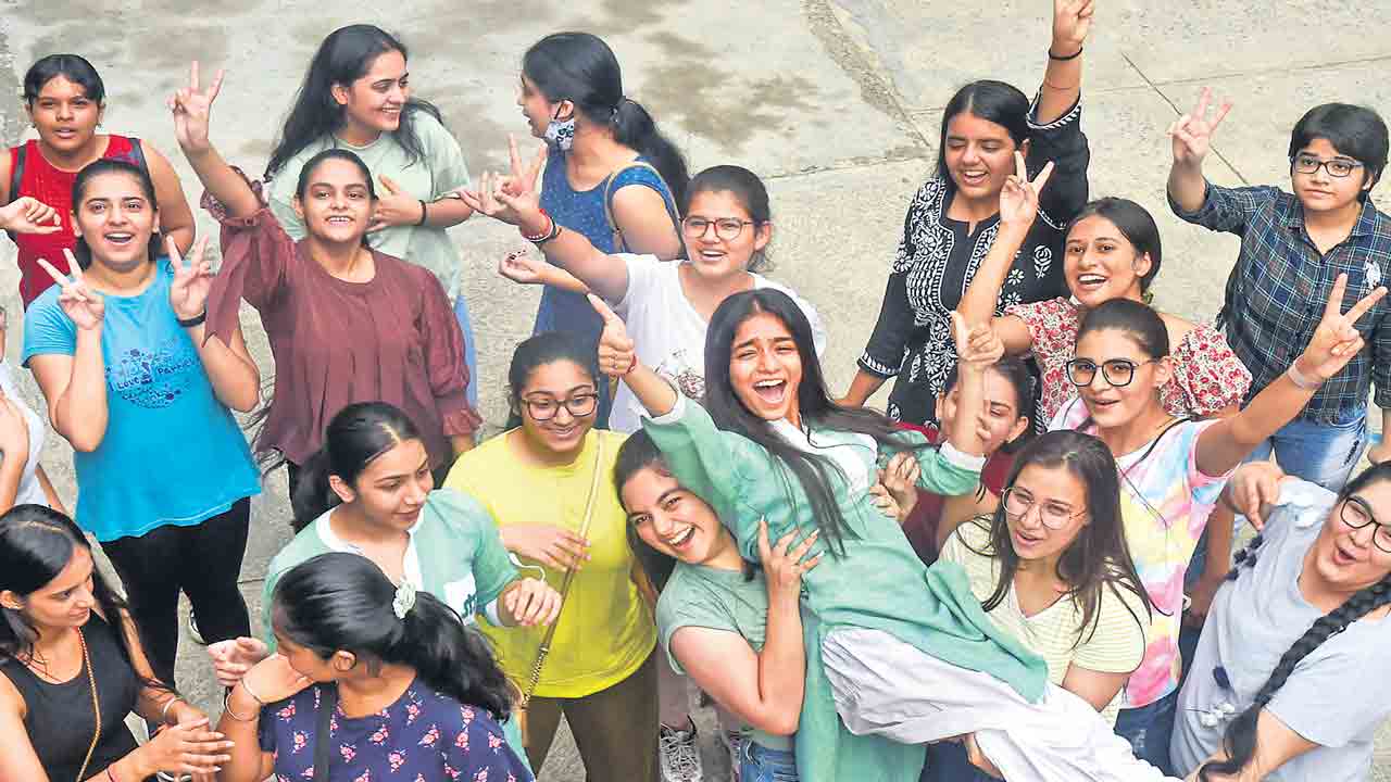 మెరిసిన బాలికలు