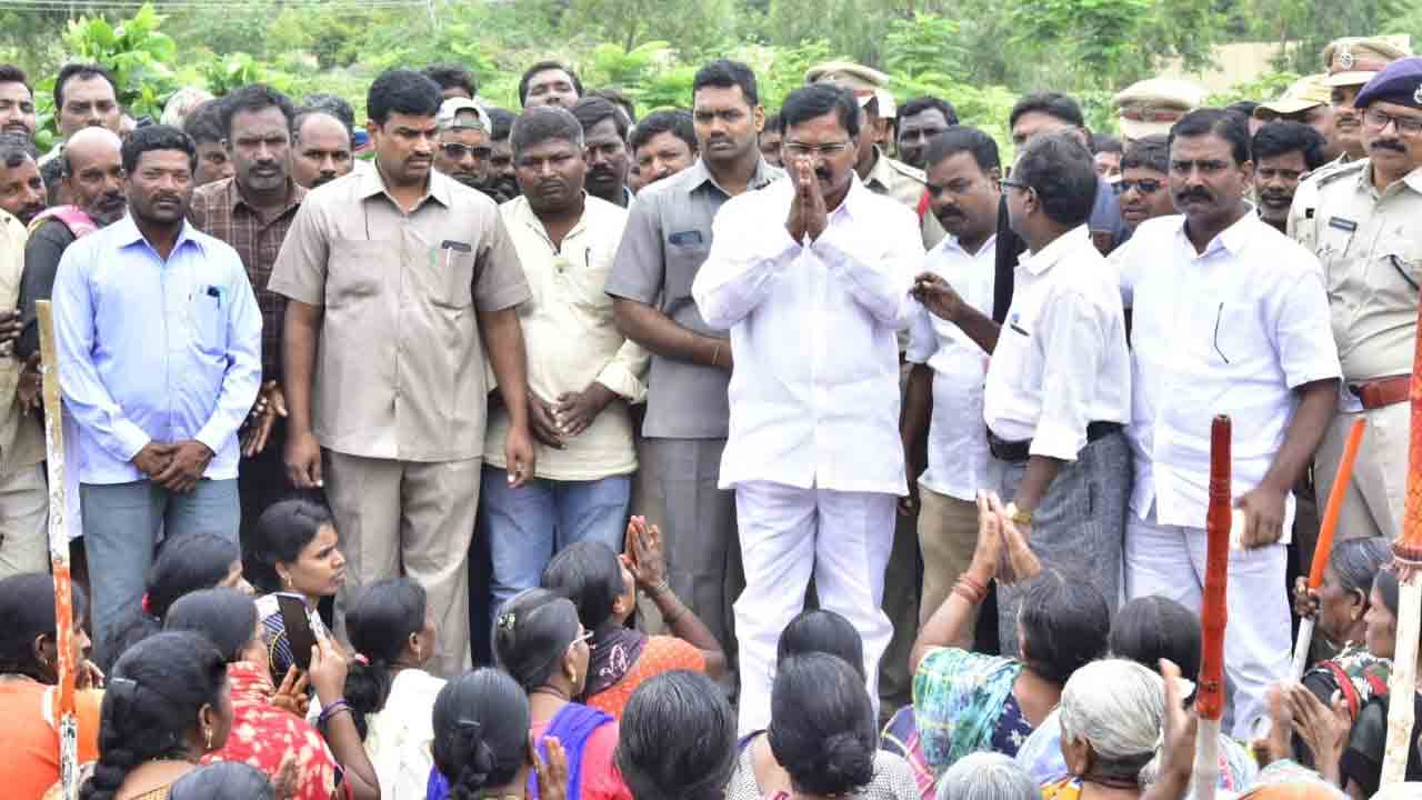 వీఆర్ఏల‌ సమస్యలు పరిష్కరిస్తాం : మంత్రి నిరంజన్ రెడ్డి