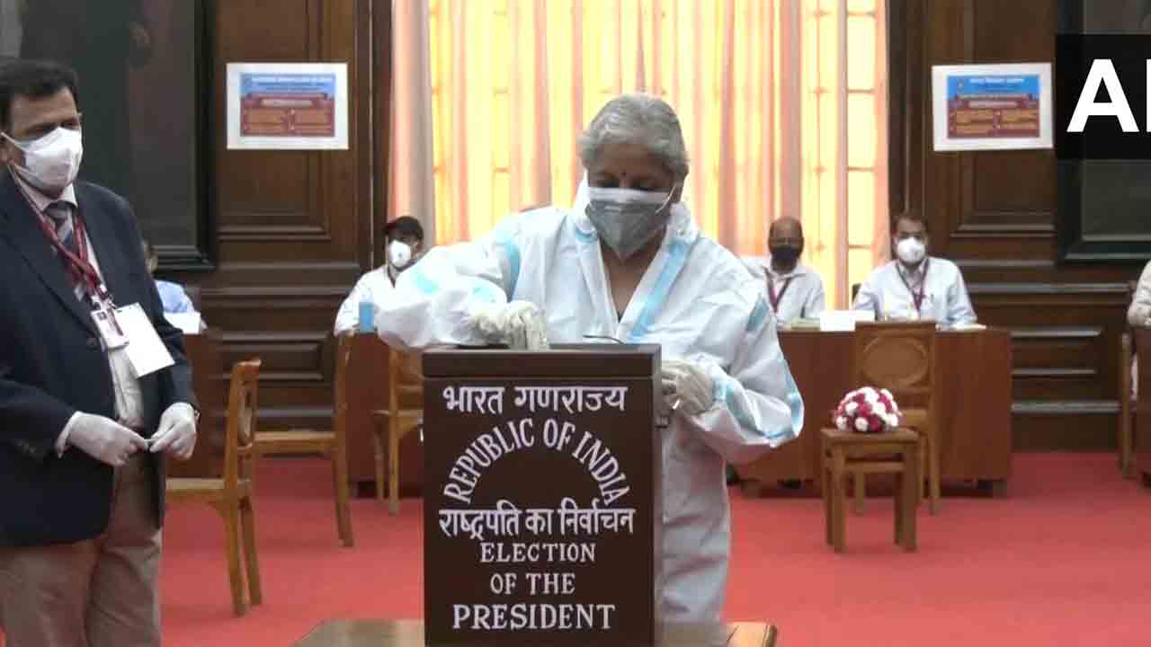 రాష్ట్ర‌ప‌తి ఎన్నిక పోలింగ్.. పీపీఈ కిట్ ధ‌రించి ఓటేసిన కేంద్ర‌ మంత్రులు