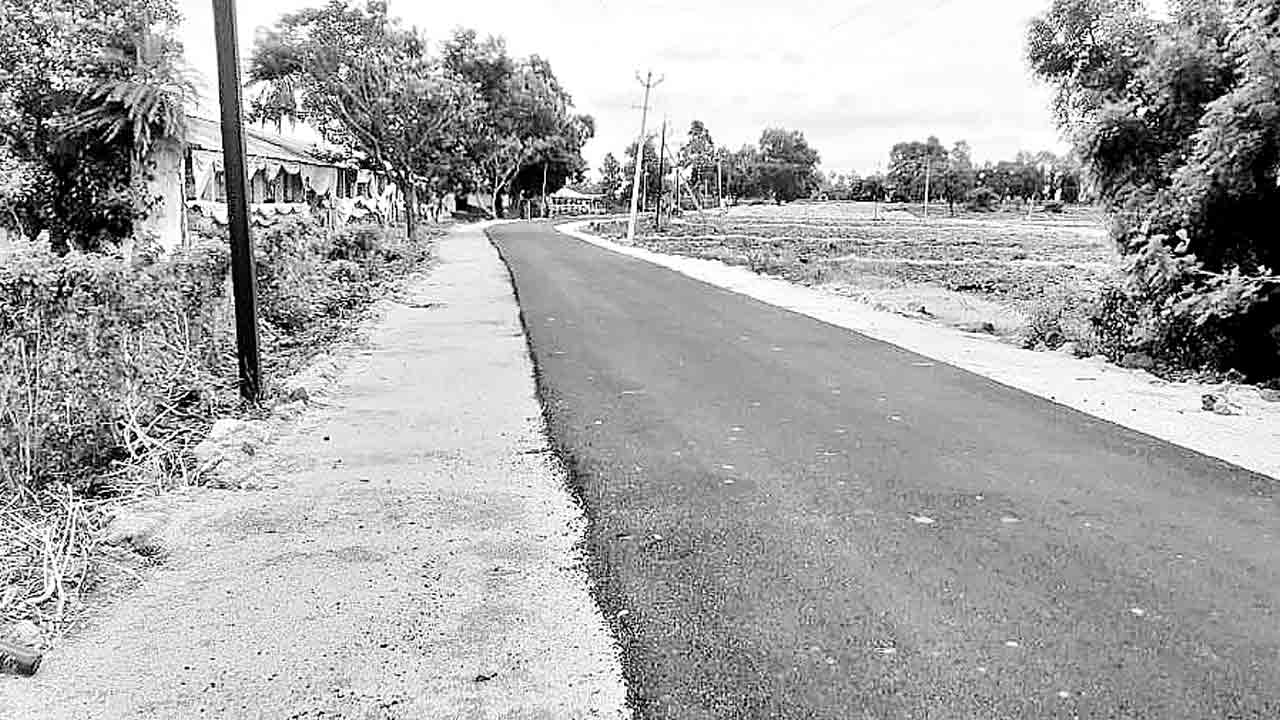 మట్టి రోడ్డుకు ‘బీటీ’ మోక్షం