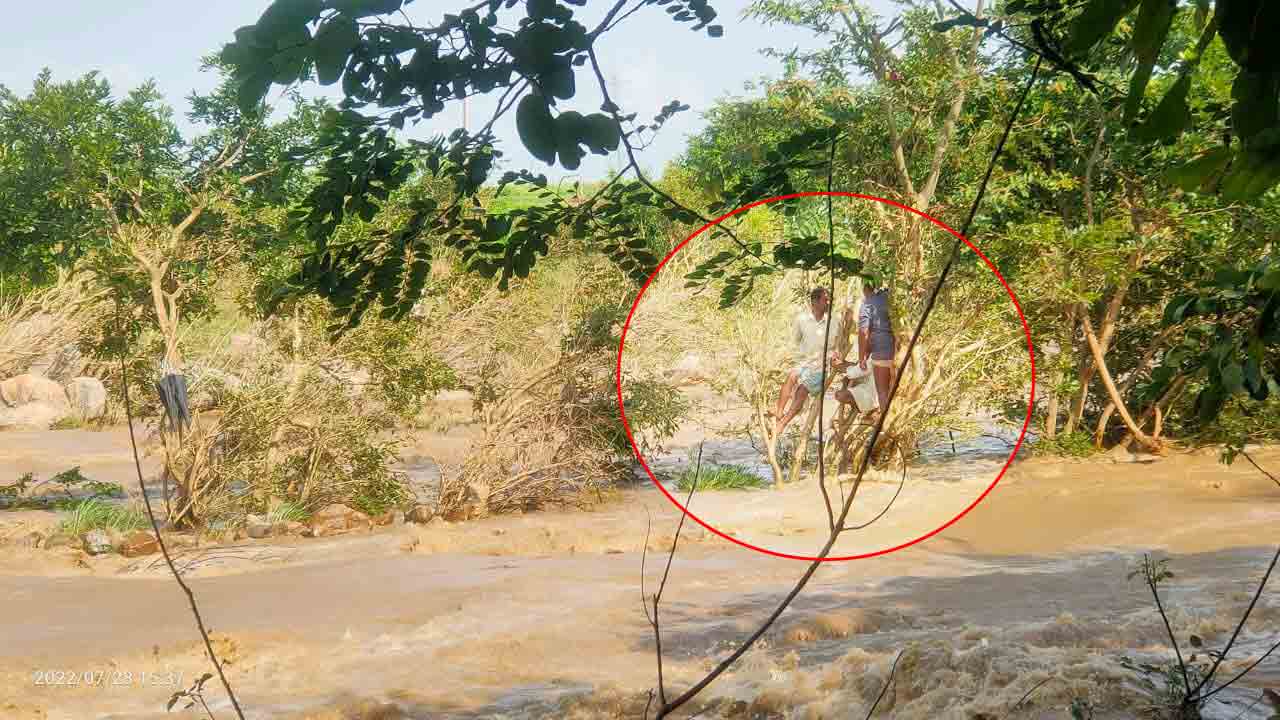 పది గంటలు.. వరద ఉధృతిలోనే..