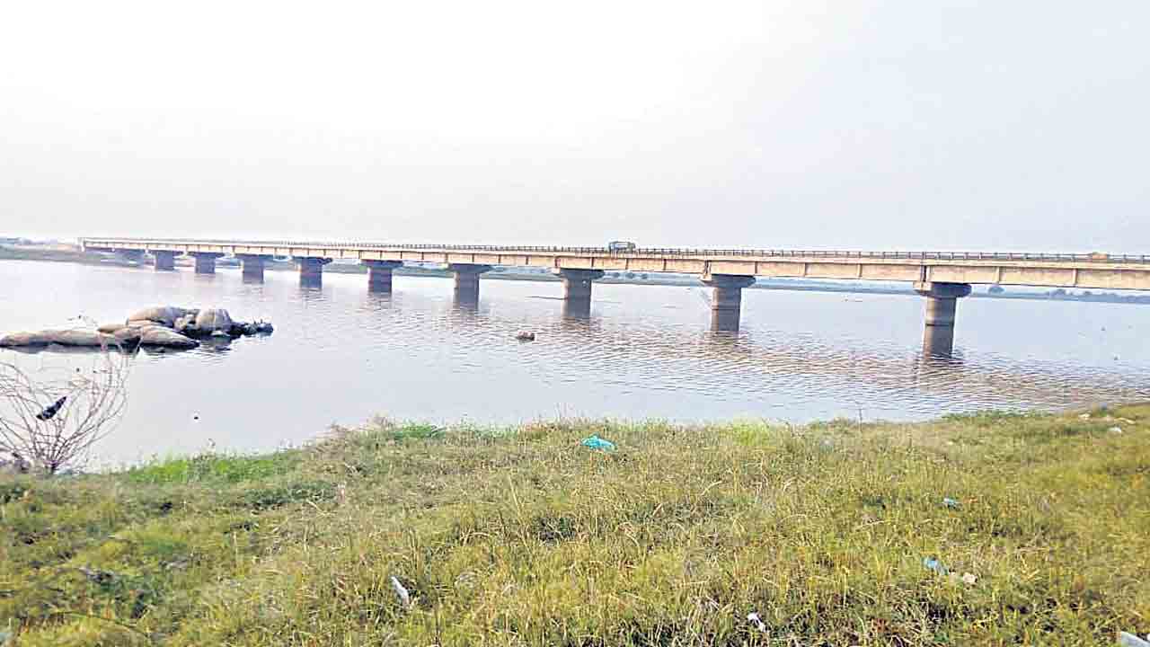 వరద తిప్పలు… తీర్చిన వారధులు