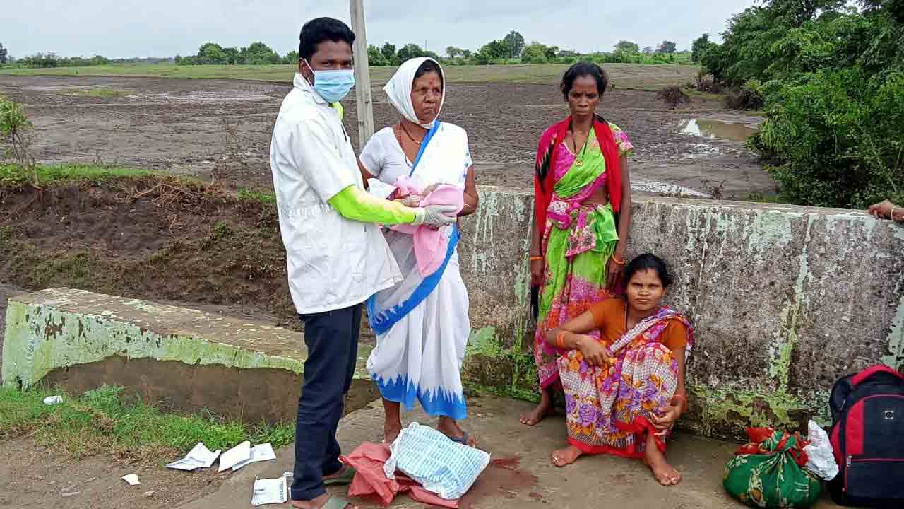 రోడ్డుపైనే డెలివరీ