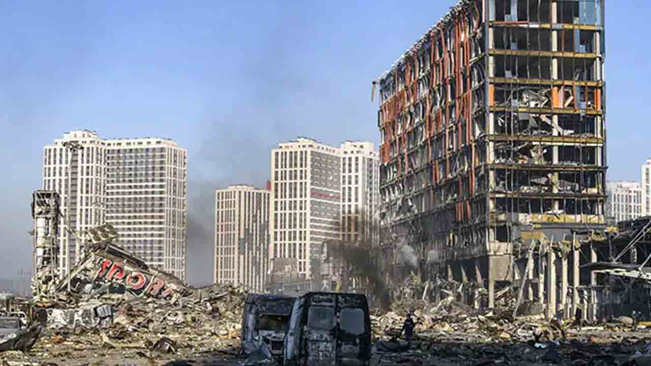 ఒడెస్సాలో అపార్ట్‌మెంట్‌పై రష్యా క్షిపణి దాడి.. 10 మంది మృతి