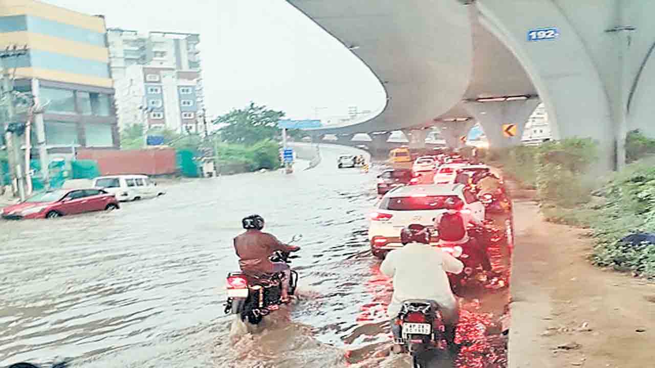 భారీ వర్షంతో రాజేంద్రనగర్‌ జలమయం