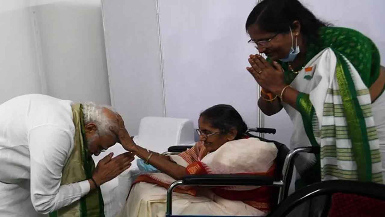 పసల కృష్ణభారతి ఆశీస్సులు పొందిన ప్రధాని మోదీ