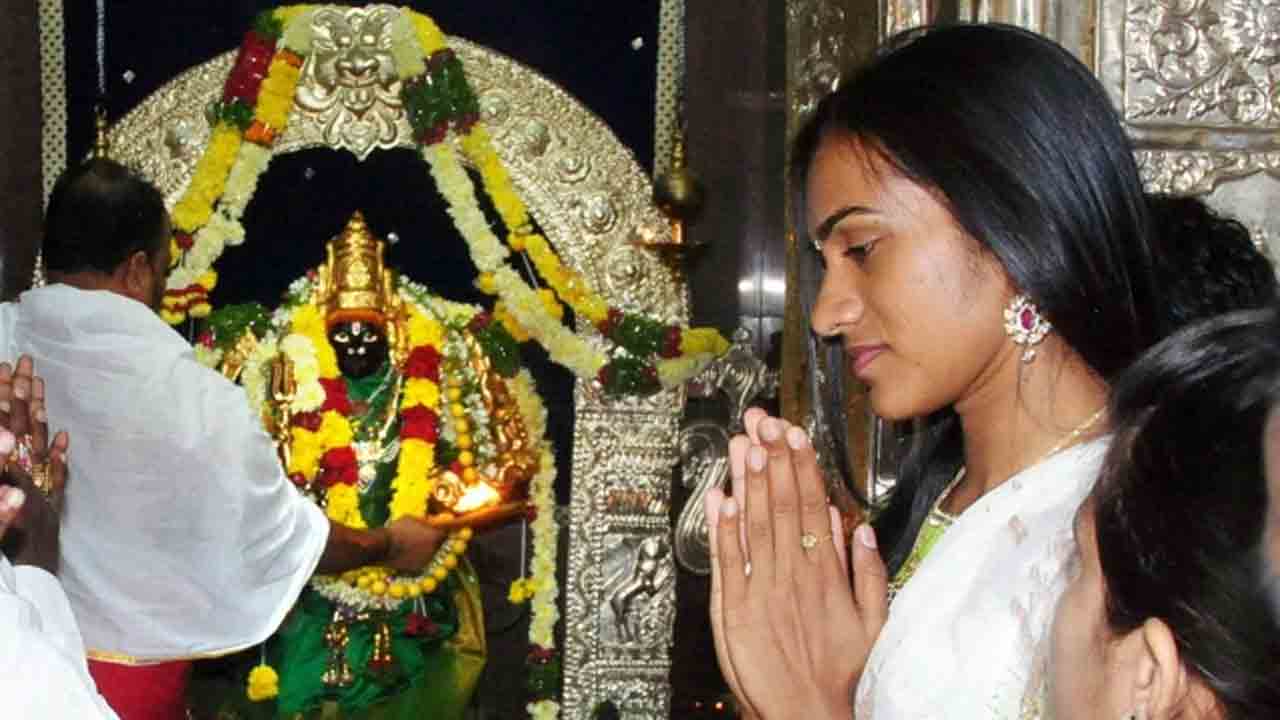 సింహవాహిని మహంకాళికి బోనం సమర్పించిన PV Sindhu