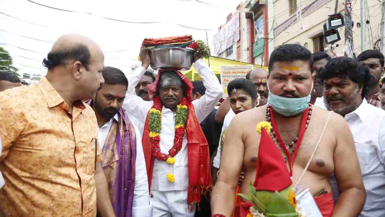 కట్ట మైసమ్మకు పట్టువస్త్రాలు సమర్పించిన ఉప సభాపతి పద్మారావు గౌడ్‌