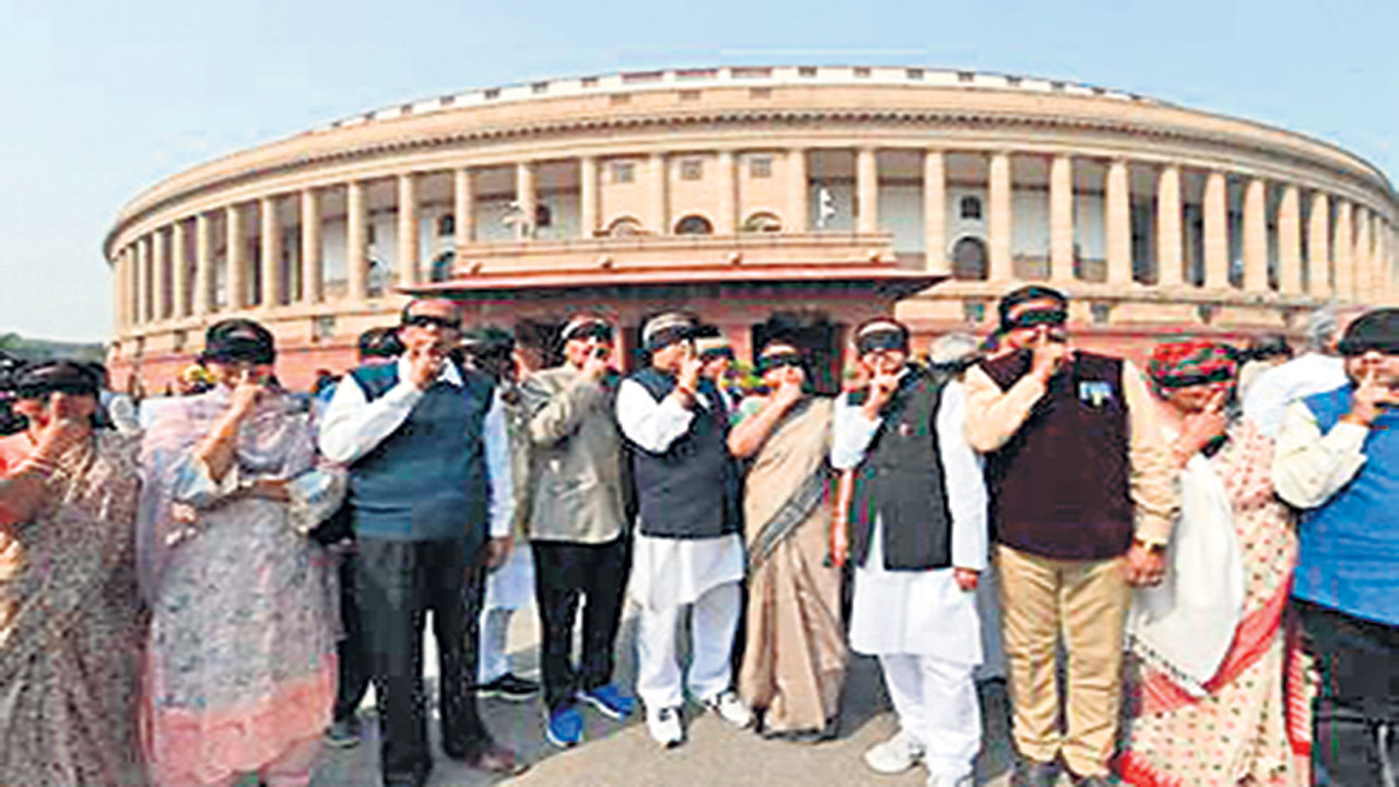 గొంతు నొక్కుతున్నారు..!