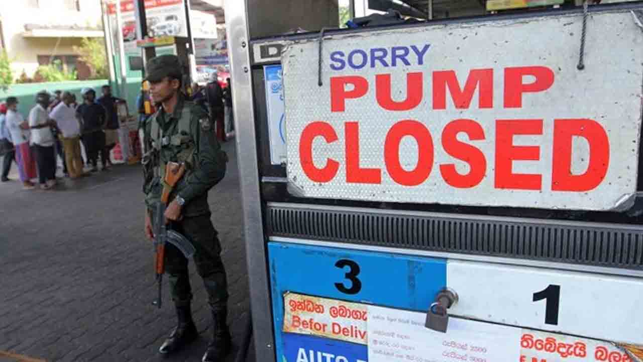 లంకలో Fuel Crisis.. వారంపాటు బడులు బంద్‌