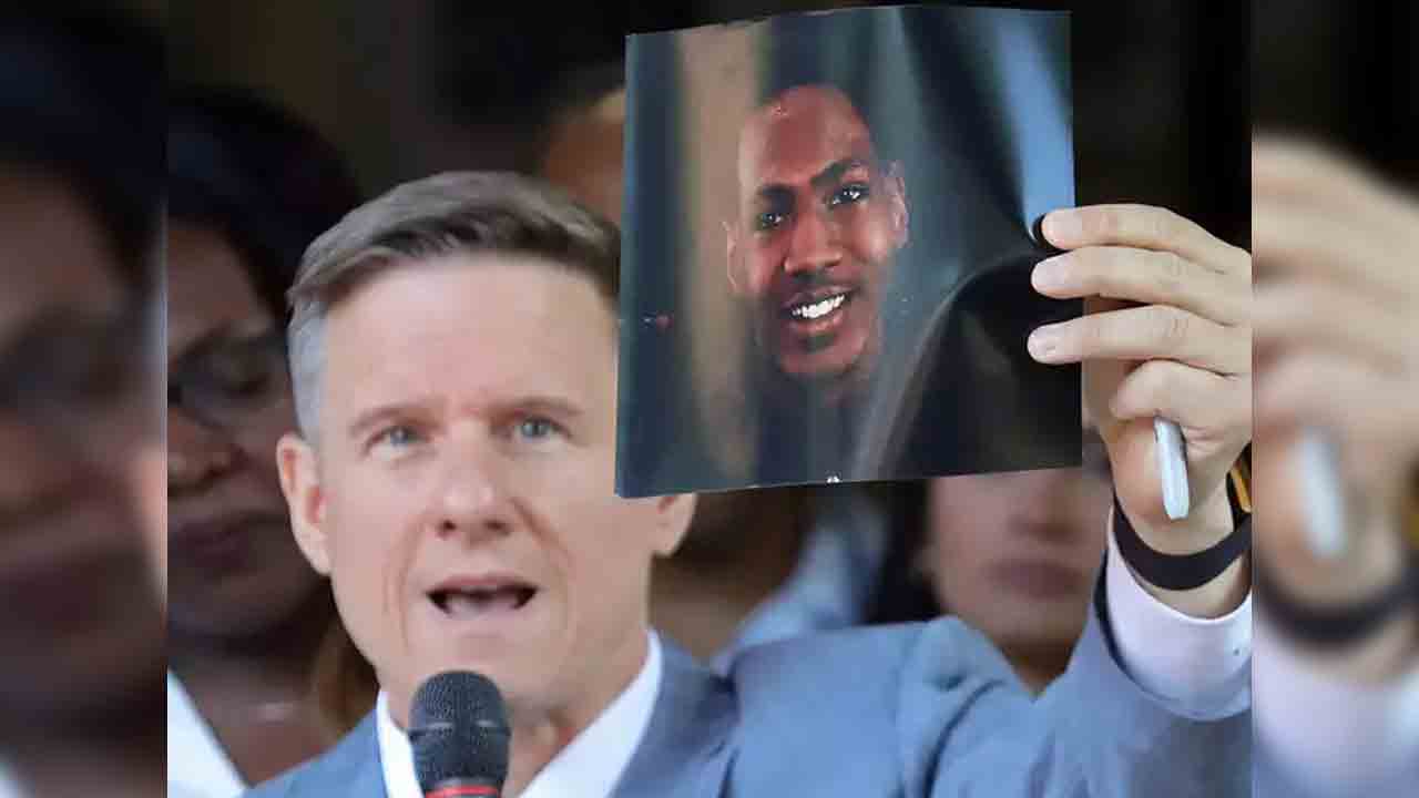 ట్రాఫిక్ రూల్స్ బ్రేక్ చేశాడని.. యువకుడిపై 60 సార్లు కాల్పులు జరిపిన పోలీసులు!