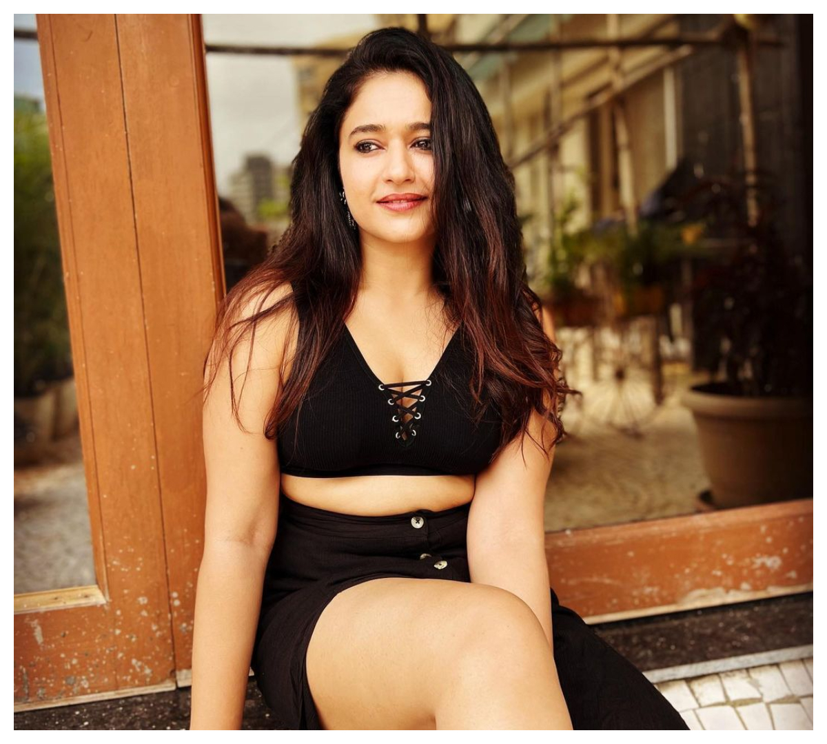 Poonam Bajwa | గ్లామ‌ర్‌తో కేక‌పుట్టిస్తున్న పూనమ్ బజ్వా..