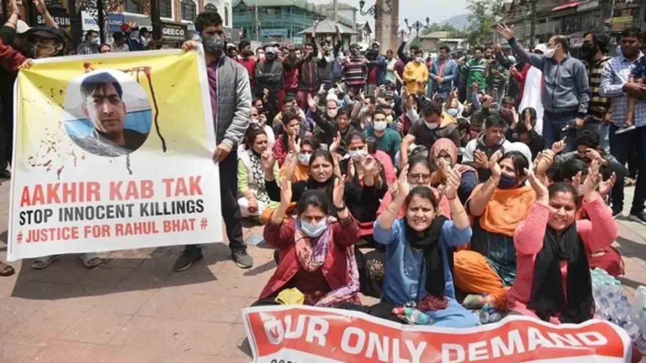 కశ్మీర్‌ నుంచి పండిట్లు ఒక్కరూ వలస పోలేదట!