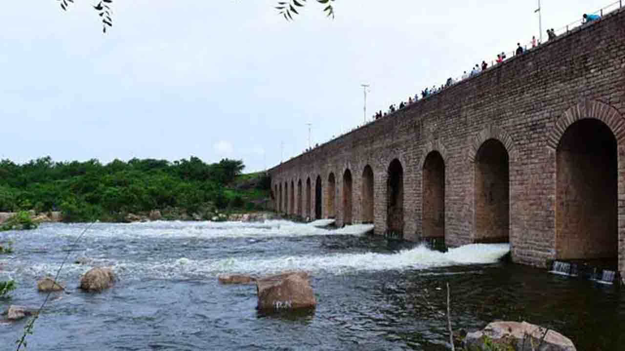 హైద‌రాబాద్ జంట జ‌లాశ‌యాల‌కు భారీ వ‌ర‌ద‌.. గేట్లు ఎత్తివేత‌