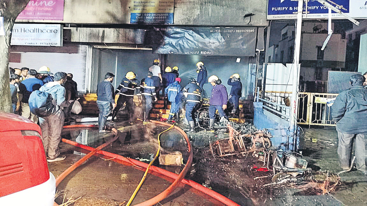 పుణెలో 7 ఎలక్ట్రిక్‌ బైక్‌లు దగ్ధం