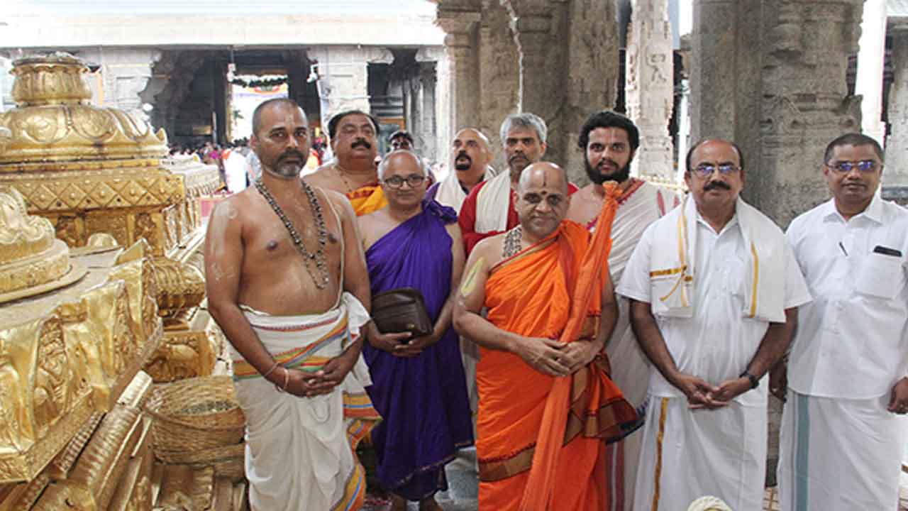 తిరుమల శ్రీవారిని దర్శించుకున్న పుత్తిగె మఠాధిపతి
