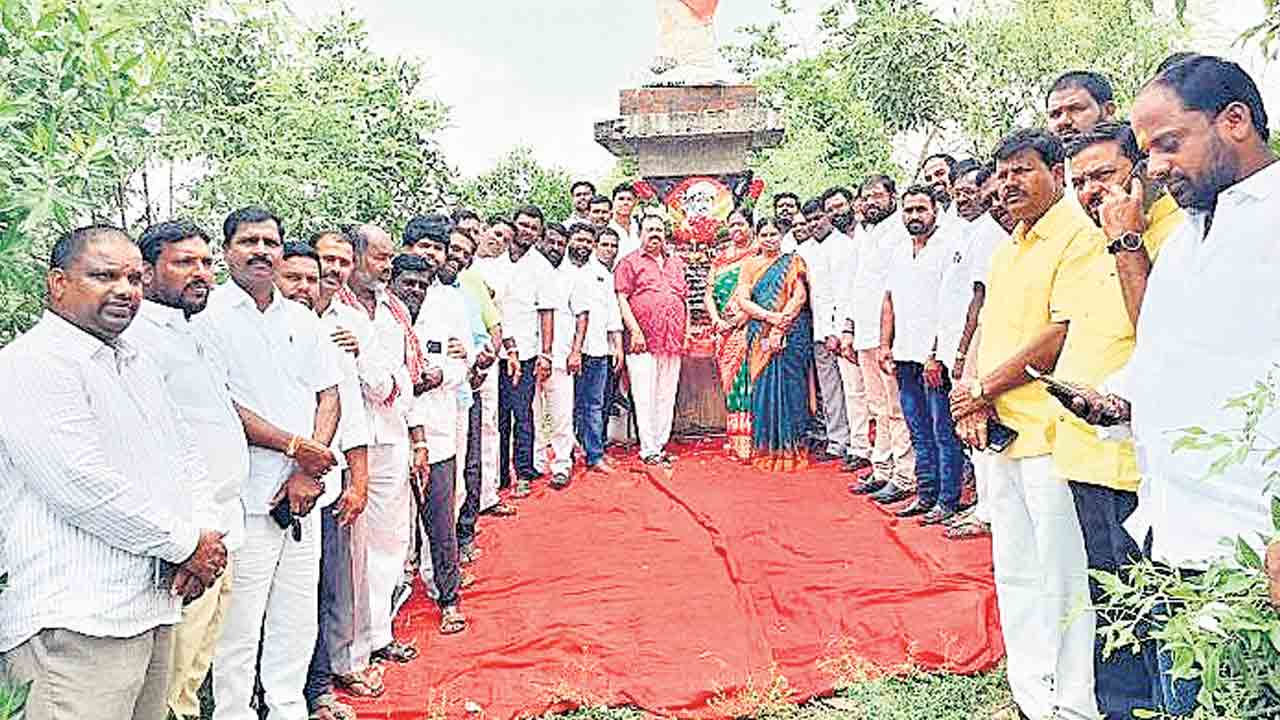 దొడ్డి కొమురయ్యకు ఘన నివాళి
