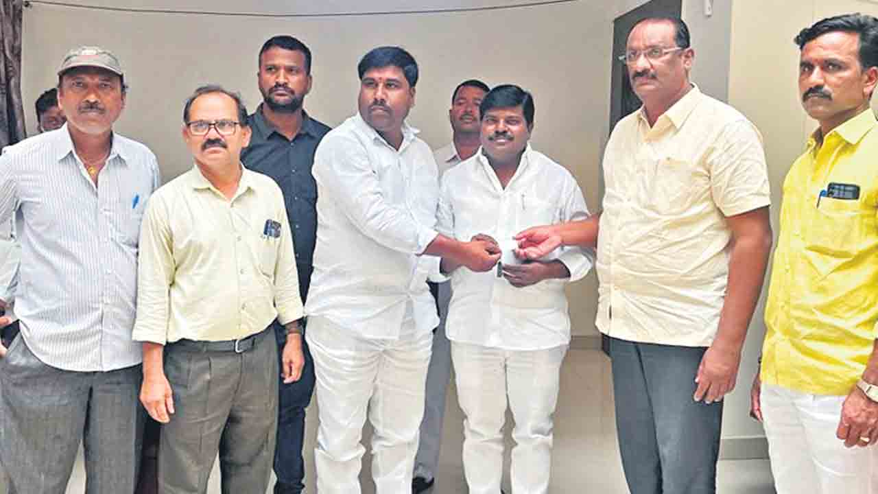 సర్పంచ్లు, ఉపసర్పంచ్లకు డిజిటల్ సంతకాల కీ అందజేత