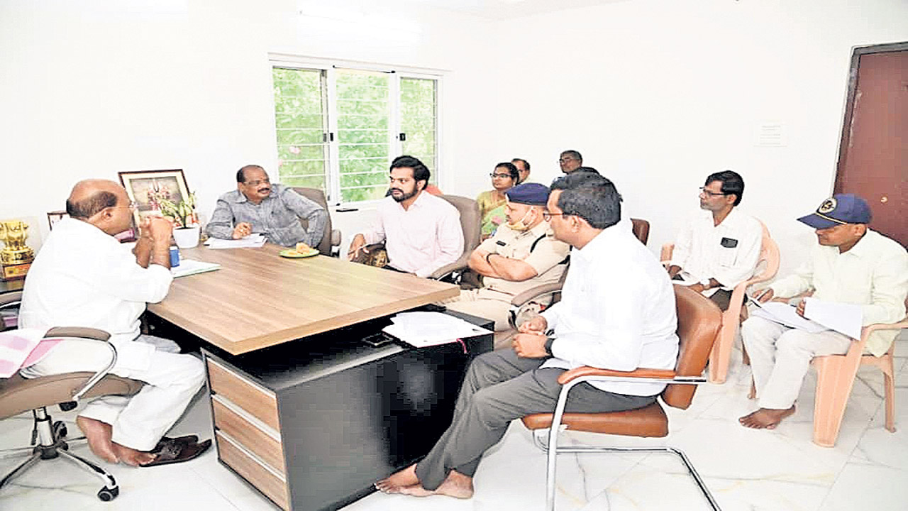 సమన్వయంతో మొక్కలు నాటి సంరక్షించాలి