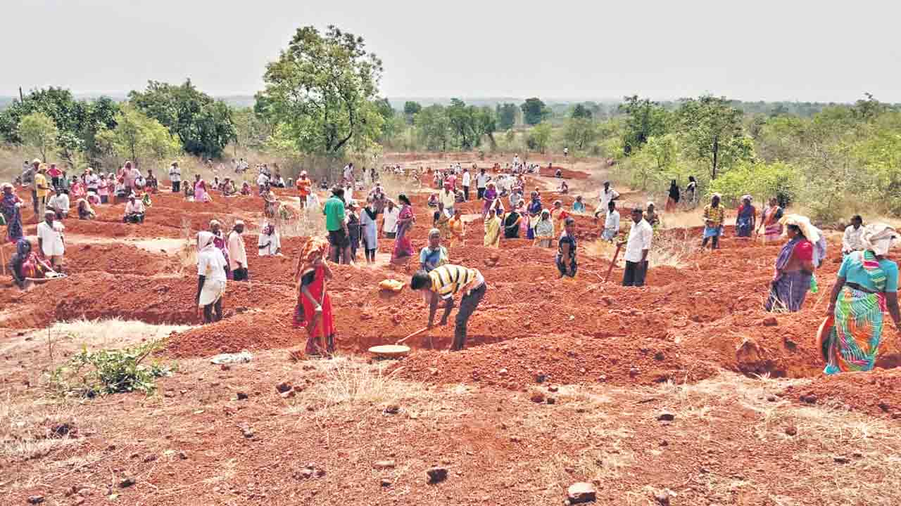 ఉపాధి పనికి పాతర