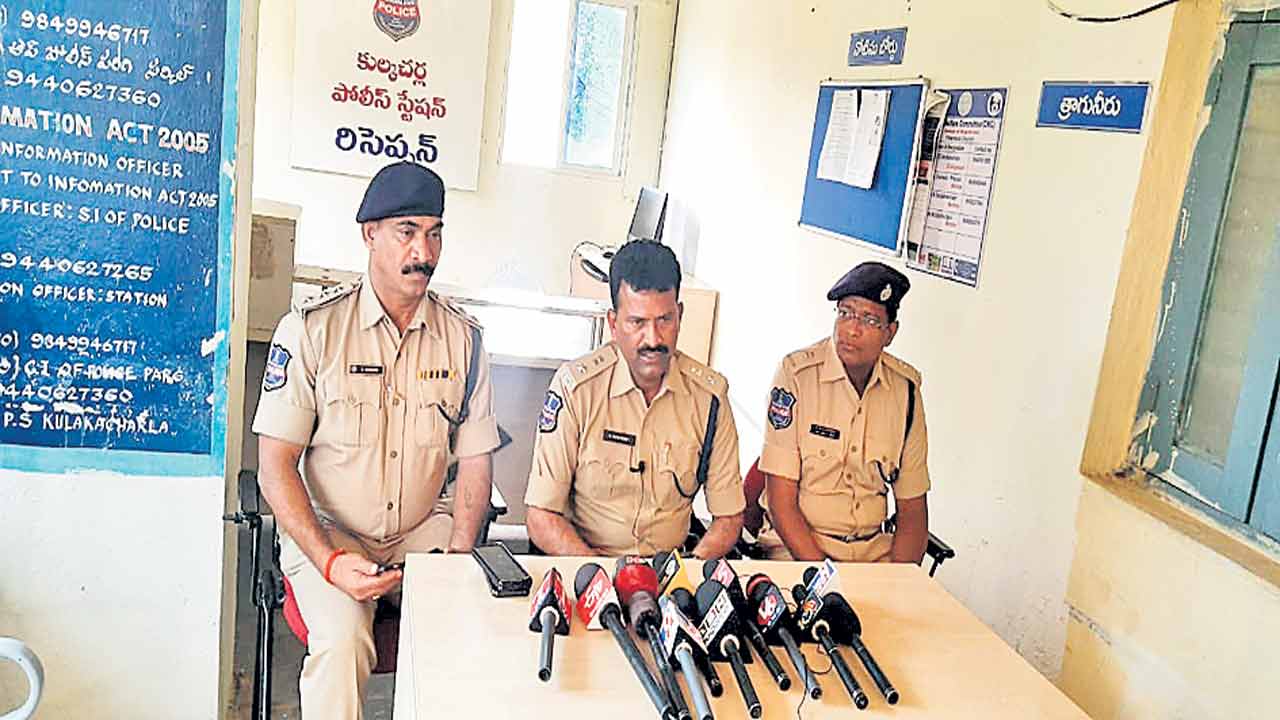 తుపాకితో బెదిరించి బంగారు ఆభరణాల చోరీ