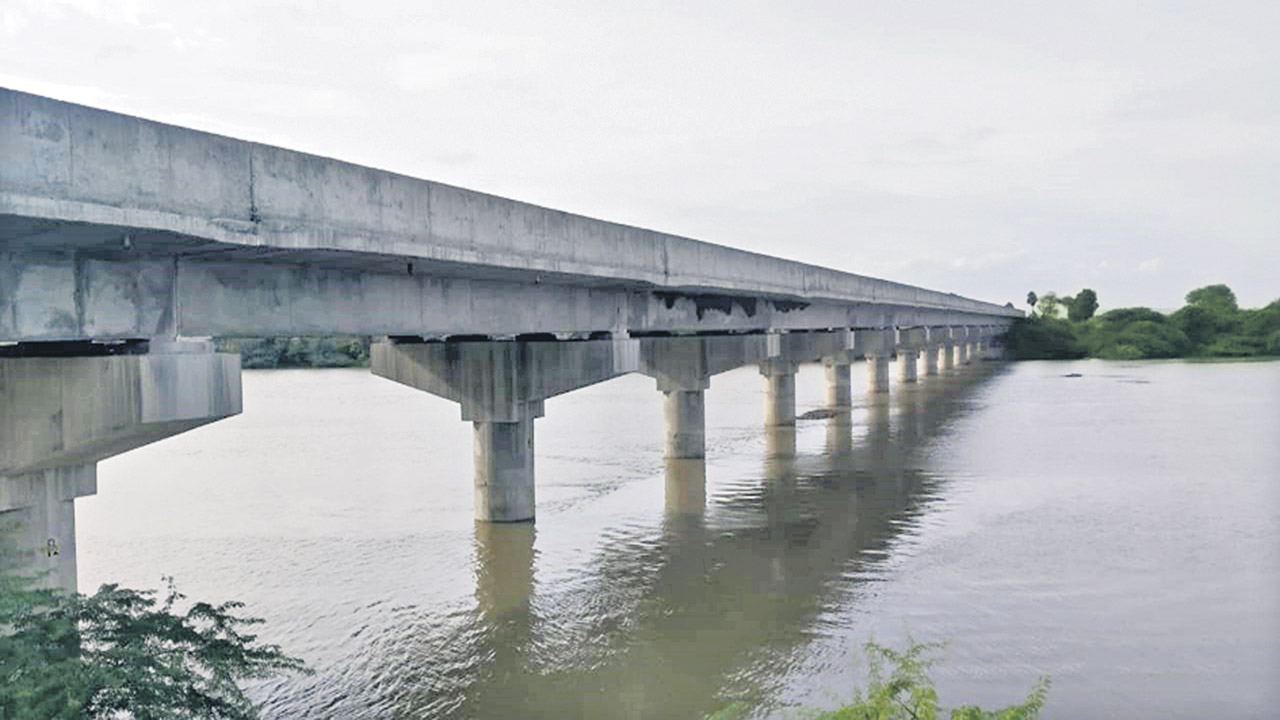 వెతలు తీర్చిన.. వంతెనలు