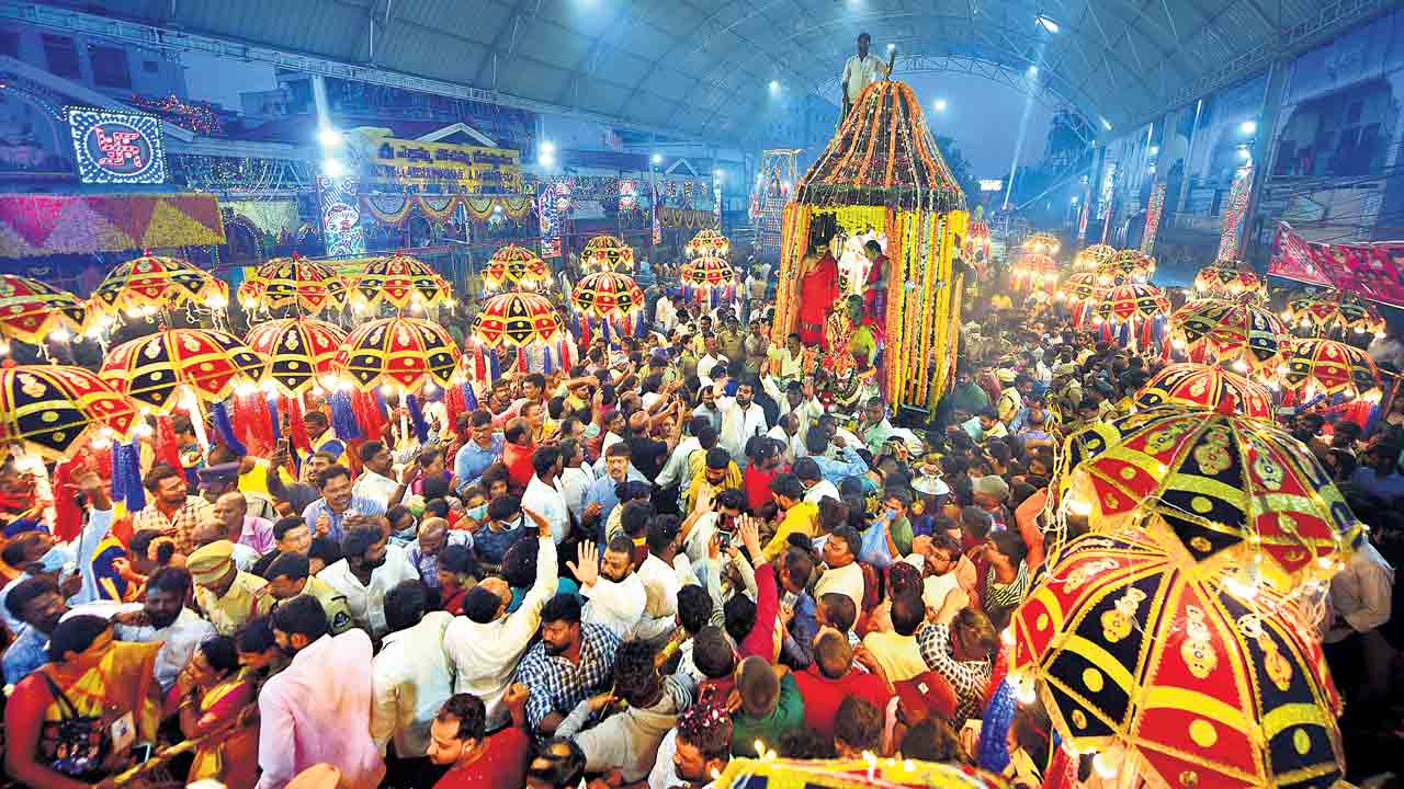 కన్నుల పండువగా ఎల్లమ్మ రథోత్సవం