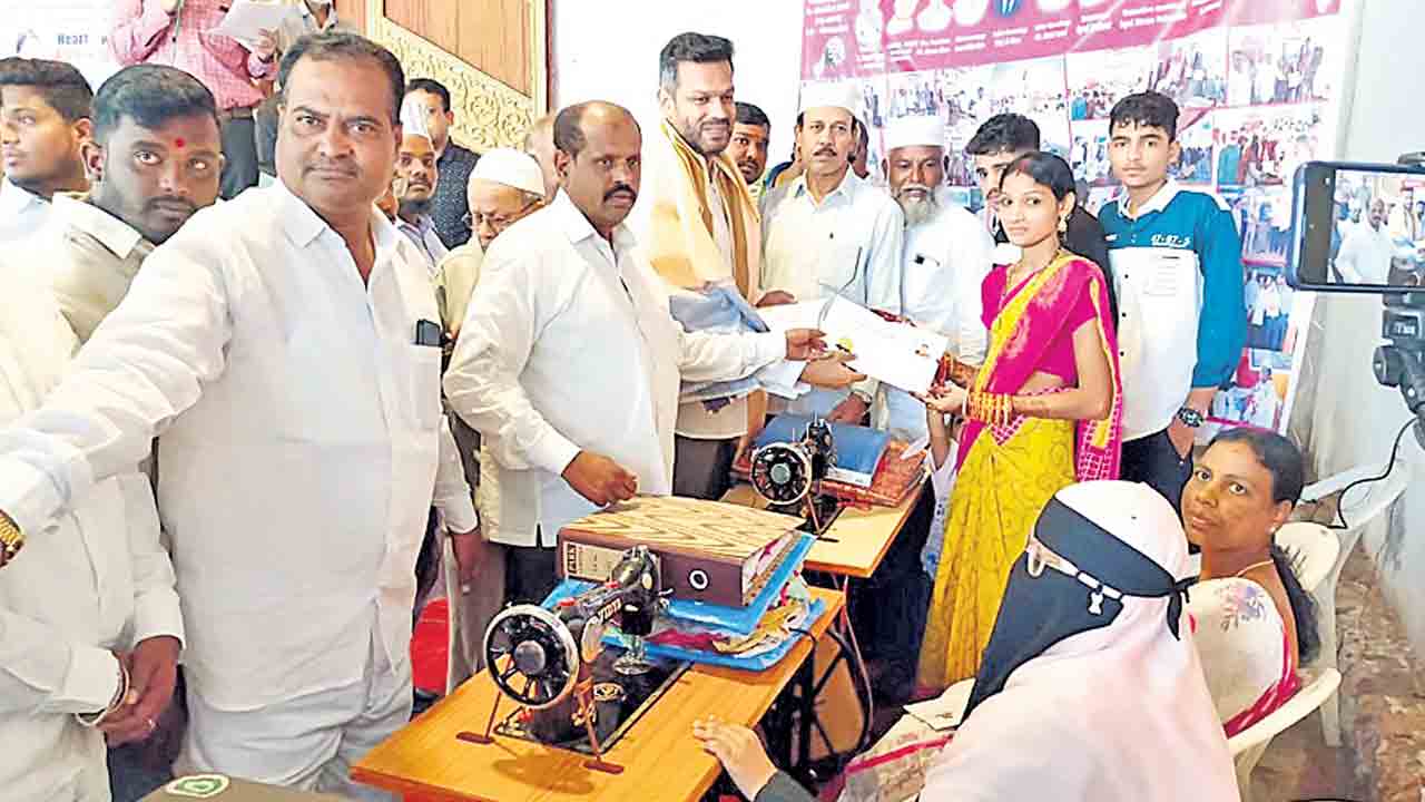 సామాజిక కార్యక్రమాలతో సంబురాలు