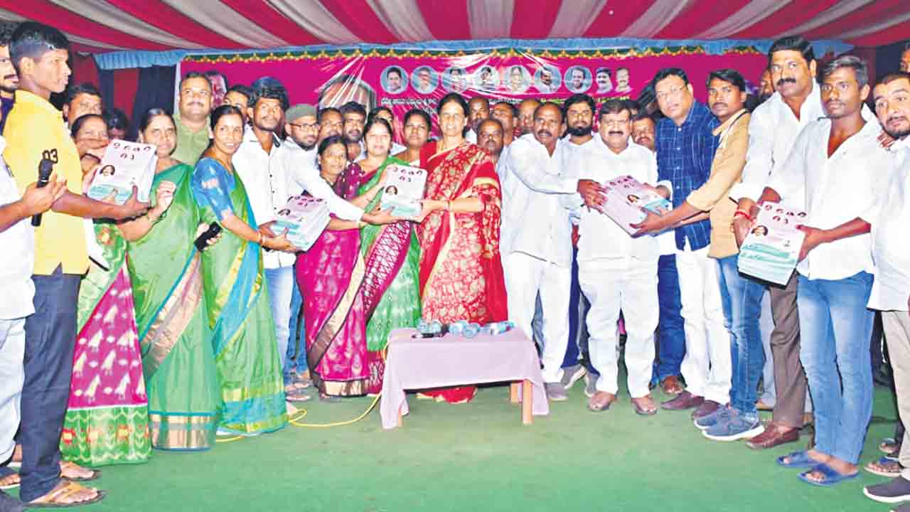 పట్టుదలతో చదివి కొలువు సాధించాలి