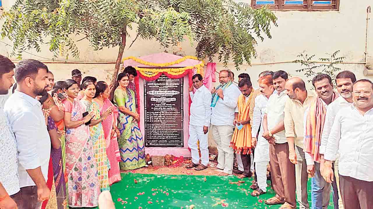అధికారులు అందుబాటులో ఉండాలి