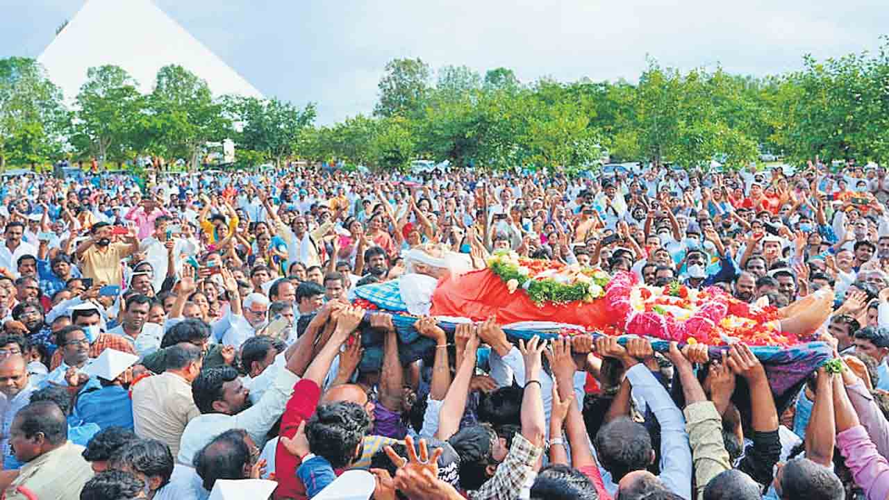 అశ్రునయనాల మధ్య పత్రీజీ అంతిమయాత్ర