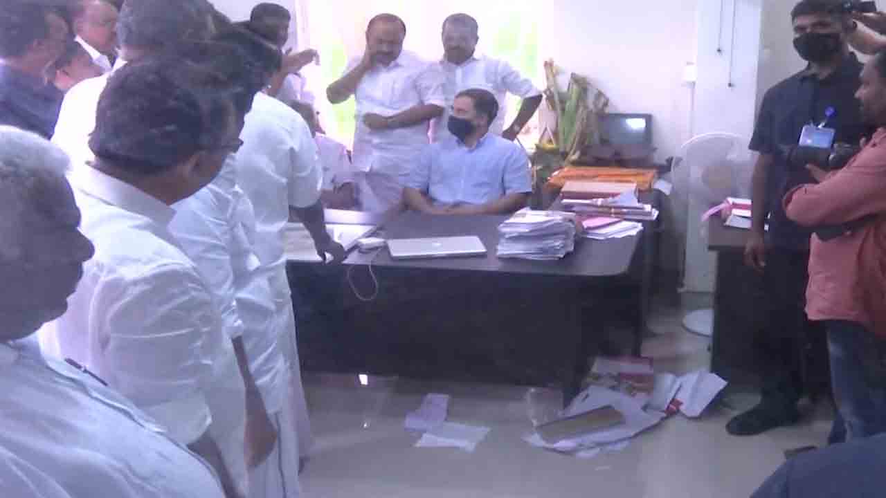 ఎస్‌ఎఫ్‌ఐ ధ్వంసం చేసిన తన కార్యాలయాన్ని పరిశీలించిన రాహుల్‌