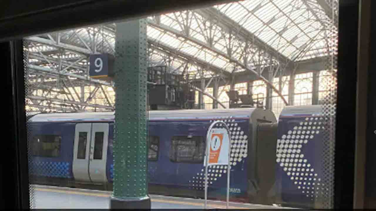 రైల్లో పడుకున్న ప్యాసింజర్.. తెల్లారినా కదలని రైలు.. ఆ తర్వాత ఏం జరిగిందంటే?