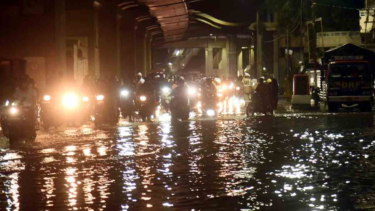 హైదరాబాద్‌లో దంచికొట్టిన వాన.. సిబ్బందిని అప్రమత్తం చేసిన జీహెచ్‌ఎంసీ