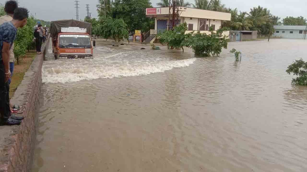 మరో మూడు రోజులు భారీ వర్షాలు.. పలు జిల్లాలకు రెడ్‌ అలర్ట్‌ జారీ