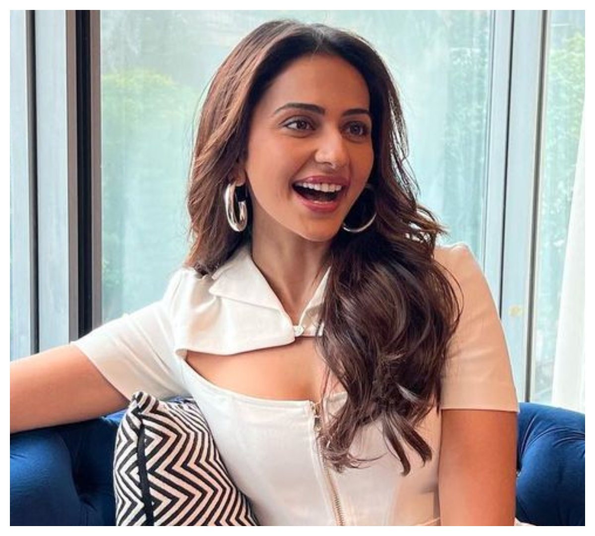 Rakul Preet Singh | వైట్ క‌ల‌ర్ డ్రెస్‌లో చిరున‌వ్వులొలికిస్తున్న‌ రకుల్‌ ప్రీత్‌ సింగ్..