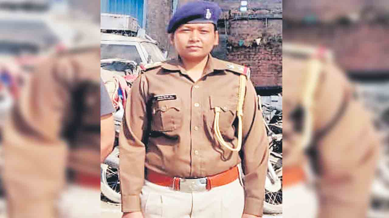 ట్రక్కు ఎక్కించి మహిళా ఎస్సై హత్య