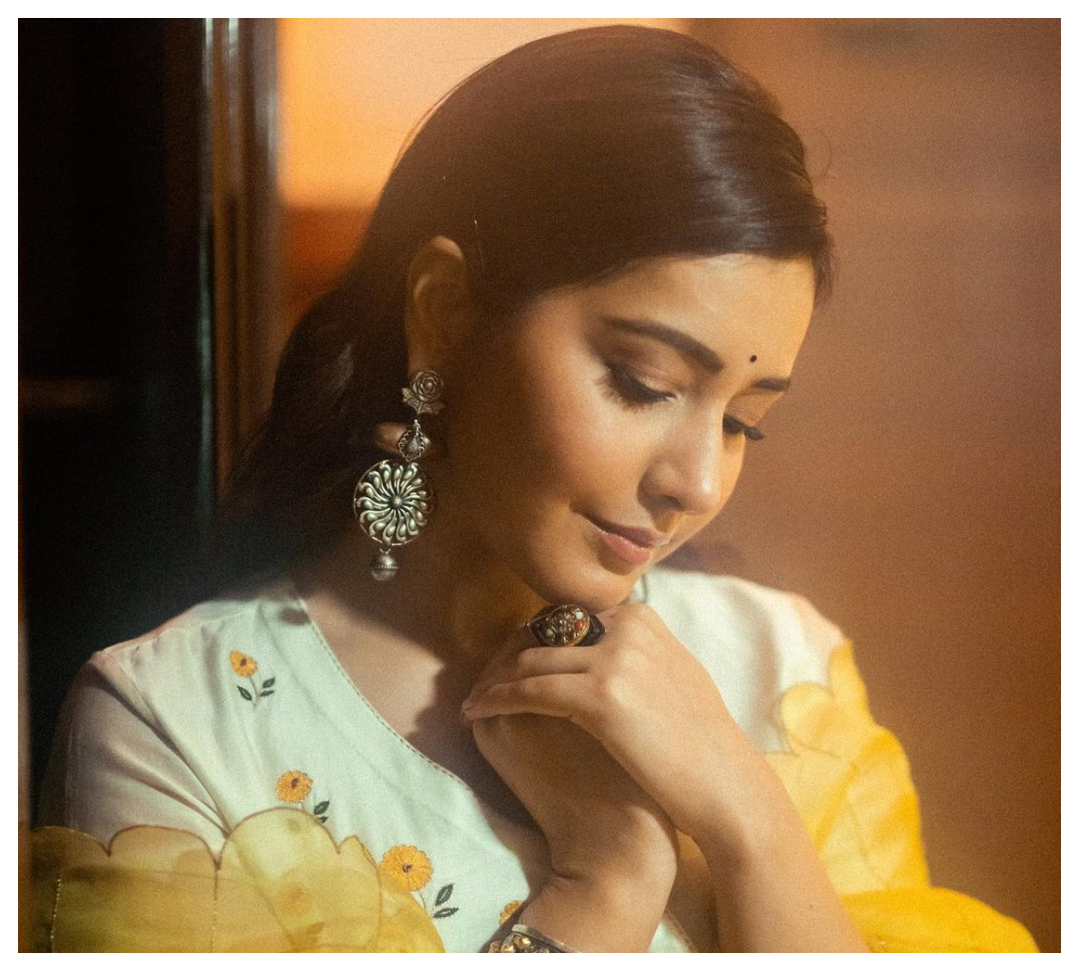 Rashi Khanna | ప‌సుపురంగు డ్రెస్‌లో రాశి ఖన్నా బ్యూటిపుల్ ఫొటోస్‌..