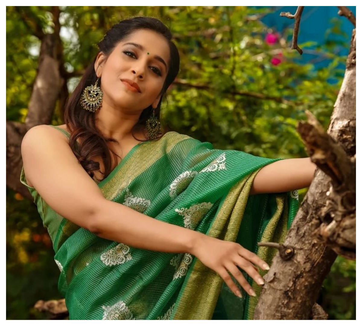 Rashmi Gautam | ఆకు పచ్చ రంగు చీరలో రష్మి గౌతమ్ క్రేజీ ఫొటోలు..