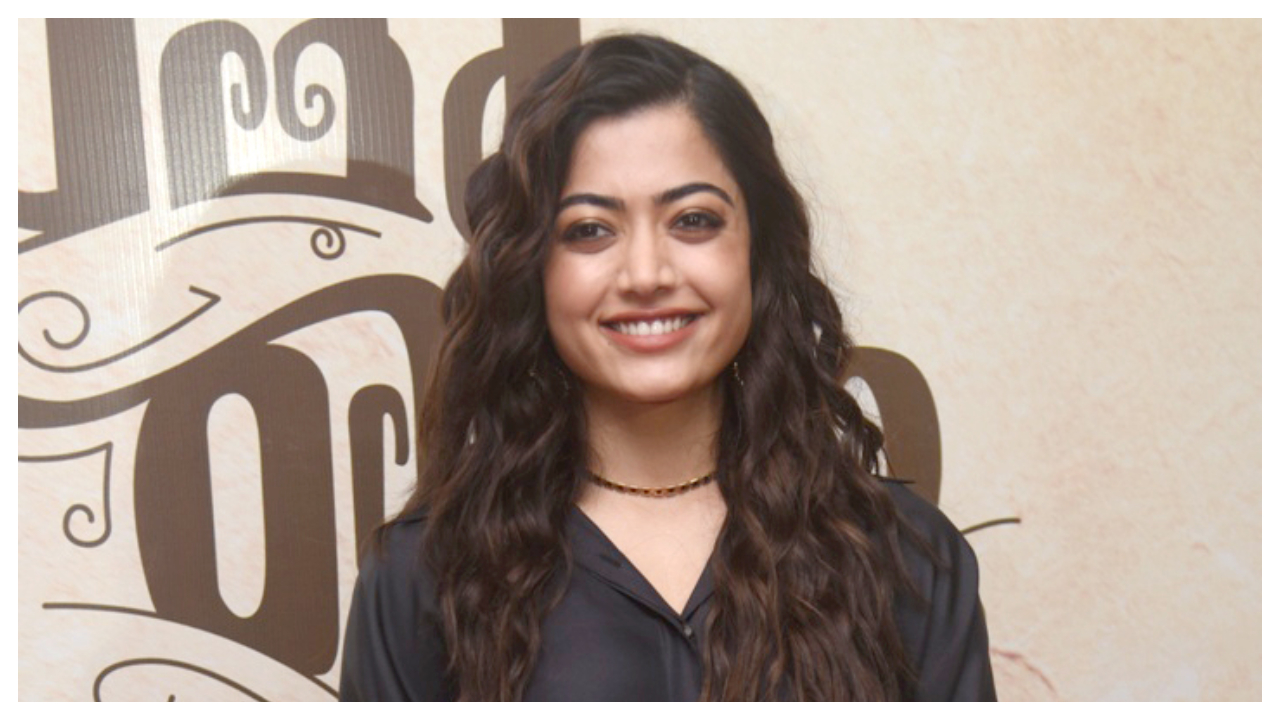 Rashmika Mandanna | చిరునవ్వుతో కుర్రకారు మ‌న‌సు దోచేస్తున్న రష్మిక మందన్న..