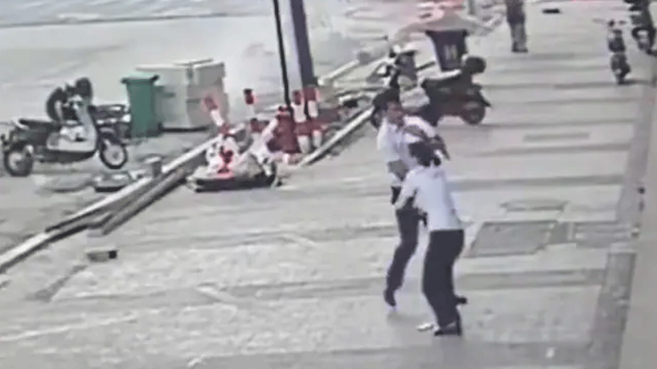 Real Hero | ఐదో అంతస్తు నుంచి పడిన పాపను ఎలా రక్షించాడో చూడండి!